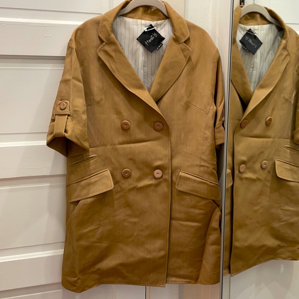 Hanni Y oversized khaki jacket